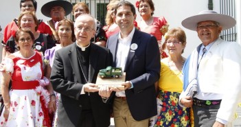 Comuna de Padre Hurtado entregó obsequio para Su Santidad Francisco I